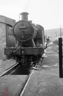 6685 outside the sheds at Abercynon 